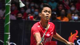 Di game pertama, Anthony Sinisuka Ginting unggul jauh 11-5 saat interval. Perlahan Kodai Naraoka mampu mengimbangi permainan Anthony Sinisuka Ginting hingga akhirnya mampu memaksa skor 20-20. Berkat ketenangannya, Anthony Sinisuka Ginting mampu menutup game pertama dengan 23-21. (AFP/Roslan Rahman)