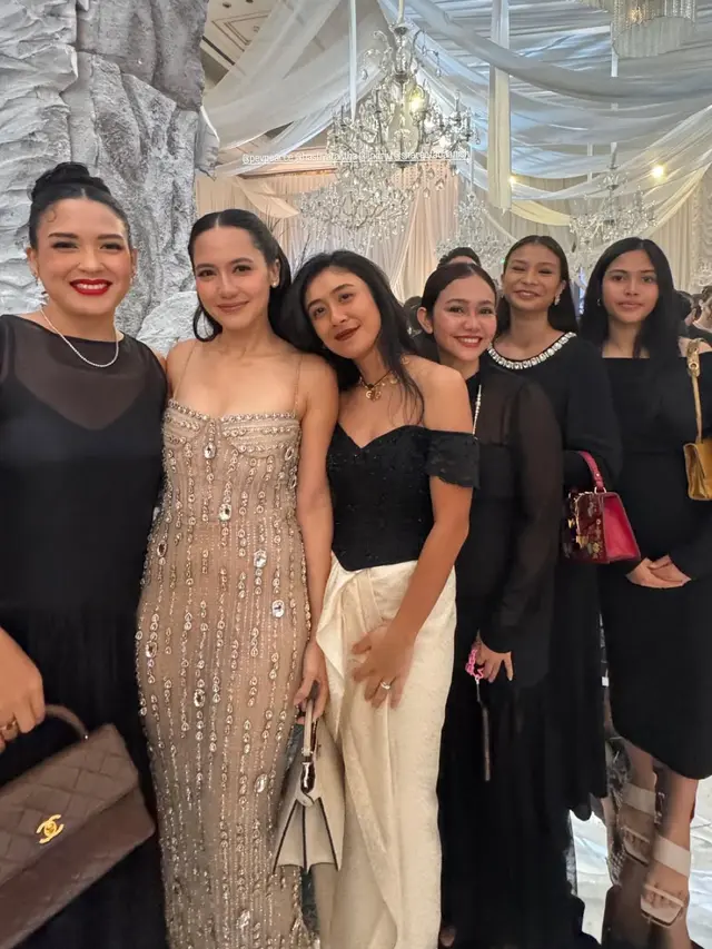 Pevita Pearce Hadir di Resepsi Luna Maya dan Maxime. [@rtachril]