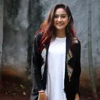 "Aku pertama kali jadi cover novel dan kebetulan aku suka baca dan iseng-iseng nulis juga," ucap Shalsabila Adriani di bilangan Duren Tiga, Jakarta Selatan, Senin (18/12/2017). (Nurwahyunan/Bintang.com)