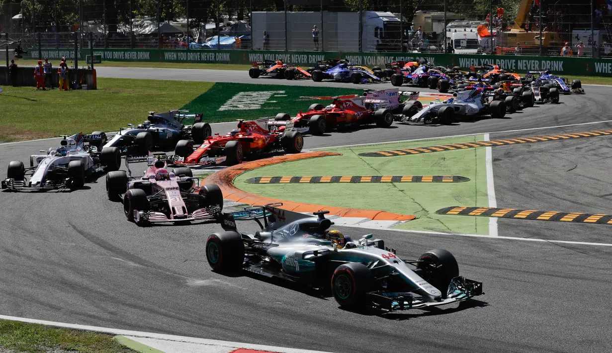 Pembalap Mercedes Lewis Hamilton memimpin balapan pada putaran pertama dalam balapan F1 GP Italia, di arena Monza, Italia (3/9). (AP Photo/Luca Bruno)