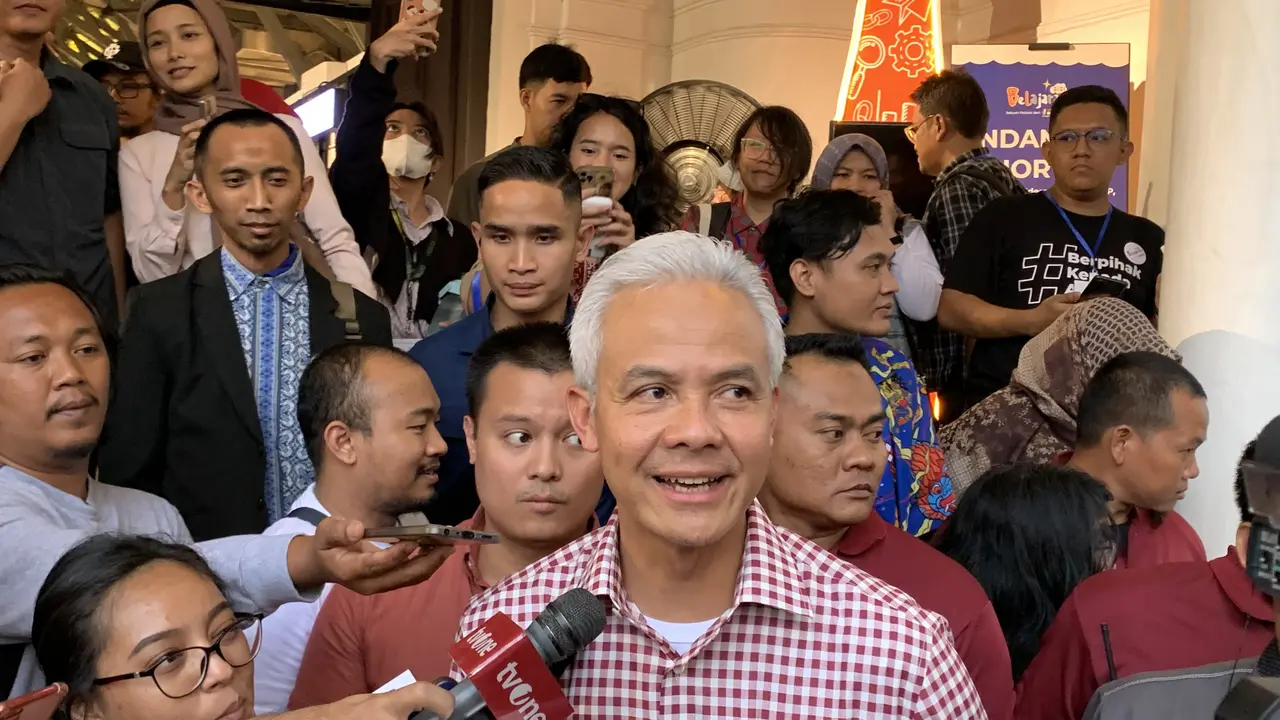 Bakal calon presiden (capres) PDIP Ganjar Pranowo menyebut, Presiden Joko Widodo (Jokowi) dan Wali Kota Solo Gibran Rakabuming Raka pasti memiliki satu suara terkait capres di Pemilihan Presiden atau Pilpres 2024.