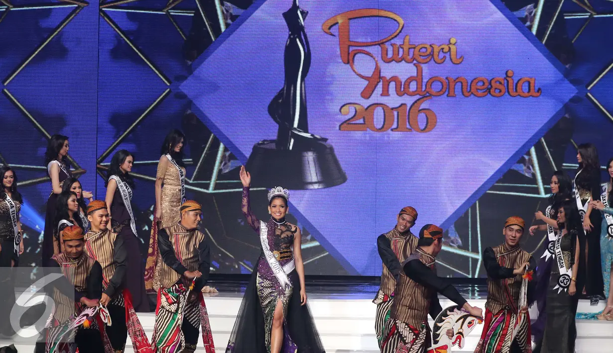 Putri Indonesia 2015, Anindya Kusuma Putri saat menghadiri acara grand final Putri Indonesia 2016 di Jakarta Convention Center, Jakarta, Jumat (20/2/2016). (Liputan6.com/Herman Zakharia)