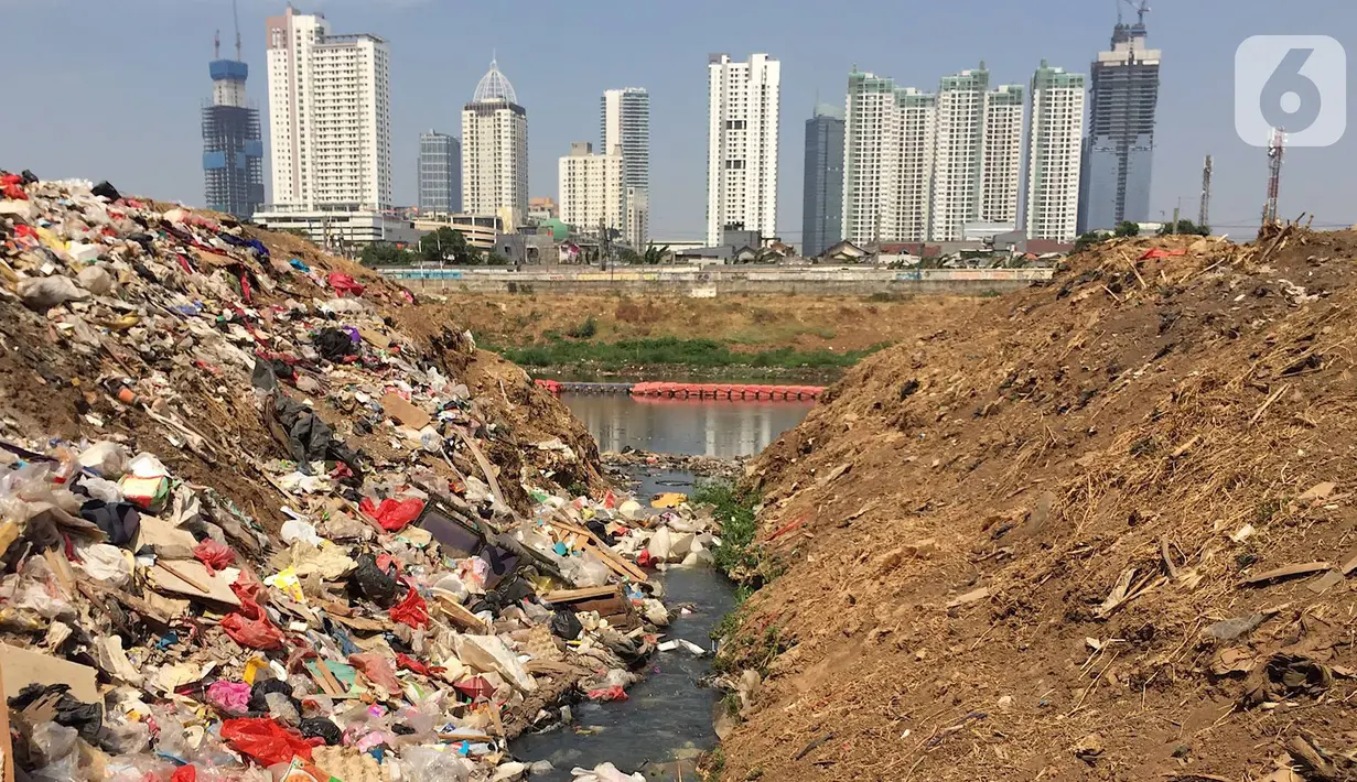 Sampah rumah tangga menumpuk di bantaran Kanal Banjir Barat (KBB) di kawasan Tanah Abang, Jakarta, Jumat (4/9/2019). Perilaku buruk warga yang membuang sampah sembarangan menyebabkan bantaran KBB dipenuhi dengan berbagai jenis sampah hingga menimbulkan bau tak sedap. (Liputan6.com/Immanuel Antonius)