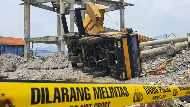 Sebuah Crane terjatuh saat proses peruntuhan menara air milik PDAM Tirta Asasta di Jalan Mawar, Kelurahan Depok Jaya, Kecamatan Pancoran Mas, Kota Depok. (Liputan6.com/Dicky Agung Prihanto)