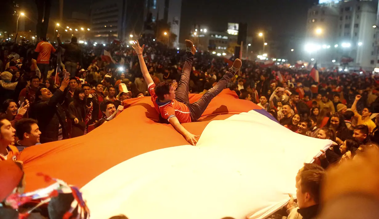 Suporter Cile berpesta di dekat Istana Presiden. (Reuters)