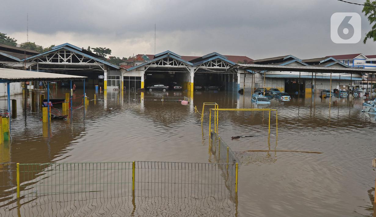 Kondisi Pool Blue Bird yang terendam banjir di kawasan Kramat Jati, Jakarta, Selasa (25/2/2020). Meluapnya Kali Cipinang membuat Pool Taksi Blue Bird yang berada tepat di samping kali ikut terdampak banjir. (Liputan6.com/Herman Zakharia)