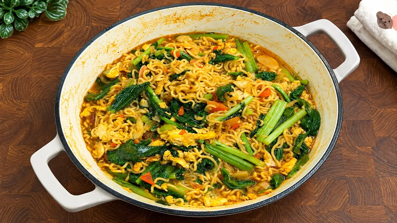 Mie Nyemek Telur dan Sayuran (AI Generated)