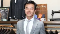 Fitting Busana Pengantin, Dion Wiyoko Pilih Gaya Konvensional