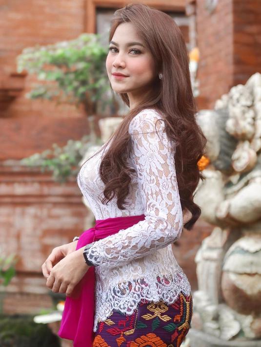 Melalui akun Instagram pribadinya, perempuan asal Bali itu memang sering tampil mengenakan kebaya. Dalam perayaan Hari Raya Galungan, ia tampil memesona dengan kebaya putih, Rambutnya yang diurai, membuat pesonanya kian terpancar. (Liputan6.com/IG/@mahaliniraharja)