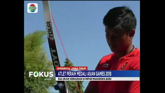 Atlet panahan peraih medali perunggu di Asian Games 2018 Riau Ega Agata Salsabila unjuk kebolehan di depan mahasiswa baru tempatnya berkuliah.