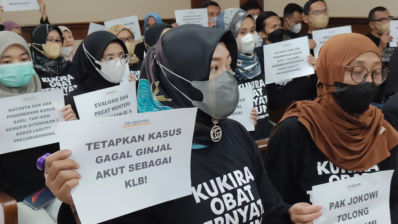 Keluarga Korban Gagal Ginjal Akut pada Anak menghadiri Persidangan dengan menggunakan Kaos Hitam di Pengadilan Negeri Jakarta Pusat.