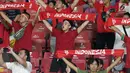Suporter Tim Garuda membentangkan syal jelang menyaksikan Indonesia melawan Thailand pada laga Grup G Kualifikasi Piala Dunia 2022 zona Asia di Stadion Utama Gelora Bung Karno, Jakarta, Selasa (10/9/2019). Indonesia kalah 0-3. (Liputan6.com/Helmi Fithriansyah)