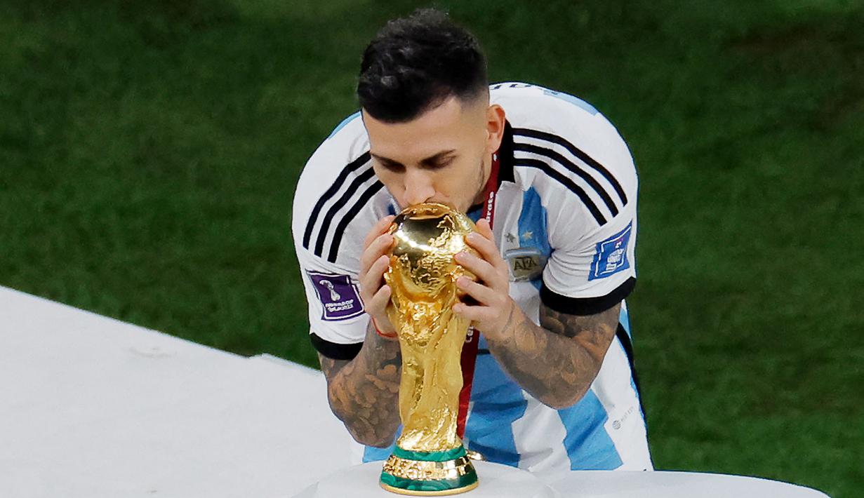 Leandro Paredes mendapat kesempatan bermain yang cukup banyak dari pelatih Lionel Scaloni untuk Timnas Argentina. Gelandang Juventus itu tercatat memainkan lima pertandingan termasuk di laga final melawan Prancis. (AFP/Odd Andersen)