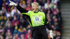 Peter Schmeichel - Kiper Legendaris Manchester United ini mencetak golnya saat memperkuat Aston Villa di laga kontra Everton pada 20 Oktober 2001. Sayang gol tersebut gagal menyelamatkan timnya dari kekalahan dengan skor 3-2. (AFP/Morten Juhl)