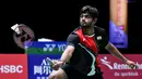 Pebulu tangkis India Sai Praneeth Bhamidipati mengembalikan kok saat bertanding melawan wakil Indonesia Jonatan Christie dalam perempat final tunggal putra Kejuaraan Dunia Bulu Tangkis 2019 di St Jakobshalle, Basel, Swiss, Jumat (23/8/2019). Sai menang dua gim langsung. (FABRICE COFFRINI/AFP)