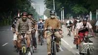 Dengan mengenakan baju batik, Gubernur DKI Jakarta Anies Baswedan gowes bersama komunitas Bike to Work. (Twitter Anies)