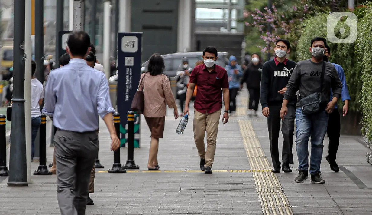 Warga beraktivitas di kawasan Jalan MH Thamrin, Jakarta, Rabu (28/12/2022). Walau sempat disebutkan ada potensi badai dahsyat yang melanda kawasan Jakarta–Bogor–Depok–Tangerang–Bekasi (Jabodetabek) pada hari ini, warga Jakarta terpantau masih banyak beraktivitas di luar ruangan. (Liputan6.com/Faizal Fanani)