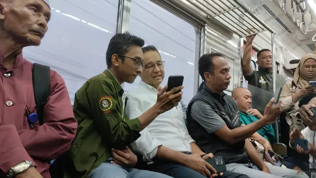 Calon presiden (capres) nomor urut satu Anies Baswedan melanjutkan perjalanan pulang ke Jakarta menggunakan Kereta Rel Listrik (KRL) Commuter Line.