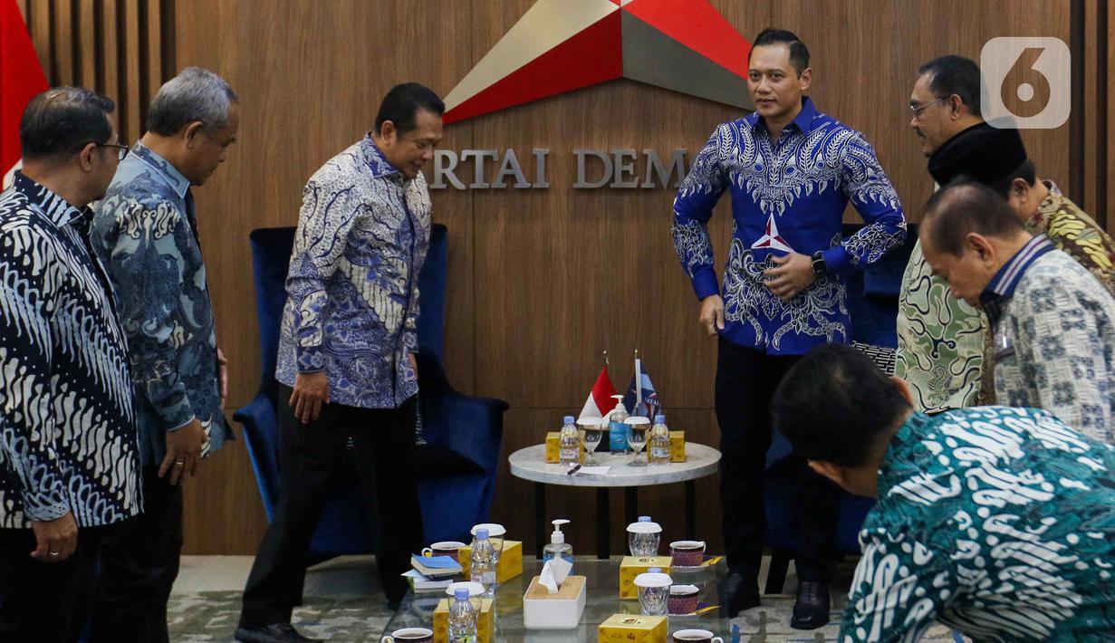 Ketua Majelis Permusyawaratan Rakyat (MPR) RI, Bambang Soesatyo (ketiga kiri) saat melakukan kunjungan kebangsaan di kantor Dewan Pimpinan Pusat (DPP) Partai Demokrat, Jakarta, Selasa (16/7/2024). (Liputan6.com/Herman Zakharia)