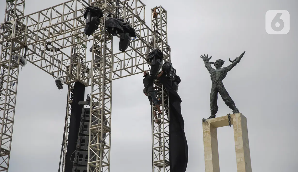 Pekerja memeriksa persiapan panggung yang mulai terpasang untuk acara pertunjukan salah satu stasiun televisi di Taman Lapangan Banteng, Jakarta, Rabu (11/3/2020). Pemprov DKI menangguhkan izin sejumlah kegiatan hiburan terkait pencegahan penyebaran virus corona. (Liputan6.com/Faizal Fanani)