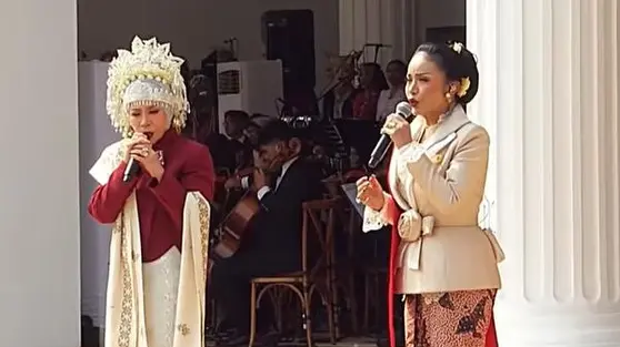 Krisdayanti dan Melly Goeslaw Duet di Upacara HUT ke-81 RI, Kompak Berbusana Merah Putih