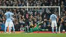 Striker Manchester City, Sergio Aguero, gagal mencetak gol melalui penalti ke gawang PSG pada leg kedua perempat final Liga Champions di Stadion Etihad, Manchester, Rabu (13/4/2016) dini hari WIB. (AFP/Oli Scarff)