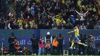 Pemain depan Nassr asal Portugal #7, Cristiano Ronaldo, merayakan gol kedua timnya selama pertandingan Liga Pro Saudi antara Al-Nassr dan Al-Akhdoud di Taman Al-Awwal di Riyadh, Jumat dini hari WIB (10-1-2025). (Fayez NURELDINE/AFP)