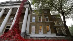 Pajangan karya seni bunga poppy bertajuk 'Weeping Window' dipasang di The Imperial War Museum, London, Kamis (4/10). Patung bunga poppy tersebut merupakan karya seniman Paul Cummins dan desainer Tom Piper. (AP Photo/Kirsty Wigglesworth)
