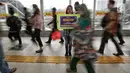 Komunitas pengguna KRL melakukan aksi simpatik cegah pelecehan seksual di Stasiun Tanah Abang, Jakarta, Jumat (9/2). Pada aksi tersebut komunitas juga membagikan pamflet cegah pelecehan seksual. (Liputan6.com/Fery Pradolo)