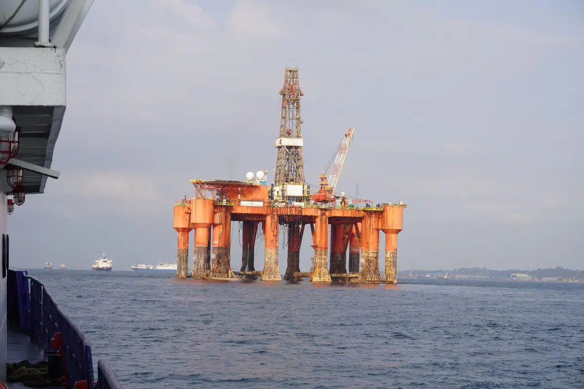 Kementerian Kelautan dan Perikanan (KKP) memeriksa Rig berbendera Sri Lanka di wilayah perairan Batu Ampar, Batam. (Foto: Liputan6.com/KKP/Ajang Nurdin)