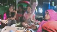 Pengungsi banjir Subang bertahan di bawah jembatan layang Pamanukan. Badan Penanggulangan Bencana Daerah (BPBD) Kabupaten Subang, Jawa Barat, menyebutkan ada 500 keluarga di Desa Mulyasari, Kecamatan Pamanukan yang terdampak banjir. (Liputan6.com/ Dok. Polres Subang)