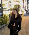 Rachel tampil mengenakan jaket hitam dengan krah berbulu dan memerlihatkan pusarnya. Dipadukan dengan celana warna serasi. (@rachelvennya)