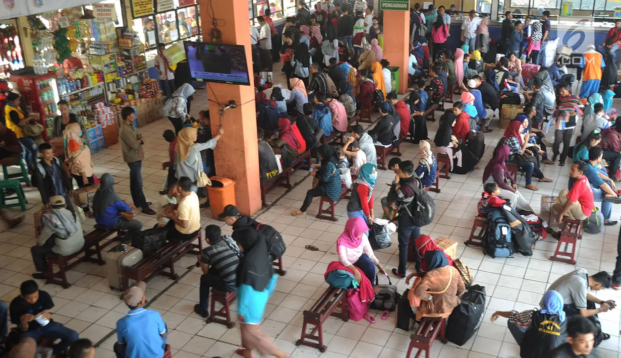 Sejumlah pemudik memulai memadati terminal bus Kampung Rambutan, Jakarta, Minggu (10/6). Puncak mudik di Kampung Rambutan diprediksi pada Selasa, 12 Juni 2018 (H-3 Lebaran) bertepatan dengan liburnya semua aktivitas buruh. (Merdeka.com/Arie Basuki)