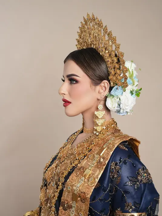Saat perempuan berparas Arab seperti Tasya dirias ala pengantin Minang, perpaduannya menciptakan pesona yang unik, antara eksotisme Timur Tengah dan keanggunan tradisional Nusantara. Hasilnya? Sebuah potret pengantin modern yang tetap menjunjung tinggi kekayaan budaya Indonesia.