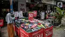 Pengunjung melihat pakaian yang dijajakan di salah satu tenant di Pasar Baru, Jakarta, Rabu (5/4/2021). Memasuki minggu terakhir bulan Ramadhan 2021, Pasar Baru tampak sepi pengunjung. (Liputan6.com/Faizal Fanani)