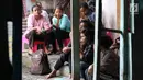 Sejumlah Pembantu Rumah Tangga (PRT) pengganti atau infal menunggu panggilan bekerja di tempat Penyalur Tenaga Kerja Bu Gito, Jakarta, Senin (19/6). Jelang lebaran, penyedia jasa pembantu infal mulai kebanjiran permintaan. (Liputan6.com/Immanuel Antonius)