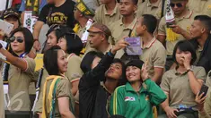 Suporter PS TNI berswadaya foto jelang menyaksikan laga antara PS TNI melawan Sriwijaya FC di Turnamen Piala Bhayangkara, Stadion Si Jalak Harupat, Bandung, Minggu (20/3/2016). PS TNI kalah 1-2 dari Sriwijaya FC. (Liputan6.com/Helmi Fithriansyah)