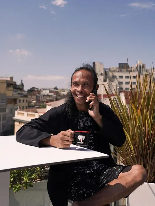 Pria asal Tasikmalaya, Jawa Barat ini menikmati pagi dengan segelas kopi hangat. Di manapun berada, kenikmatannya tetap sama. Selain plesir sambil kerja, Yayan juga melakukan sesi street photography di jalanan Barcelona. (Liputan6.com/IG/@yayanruhian)