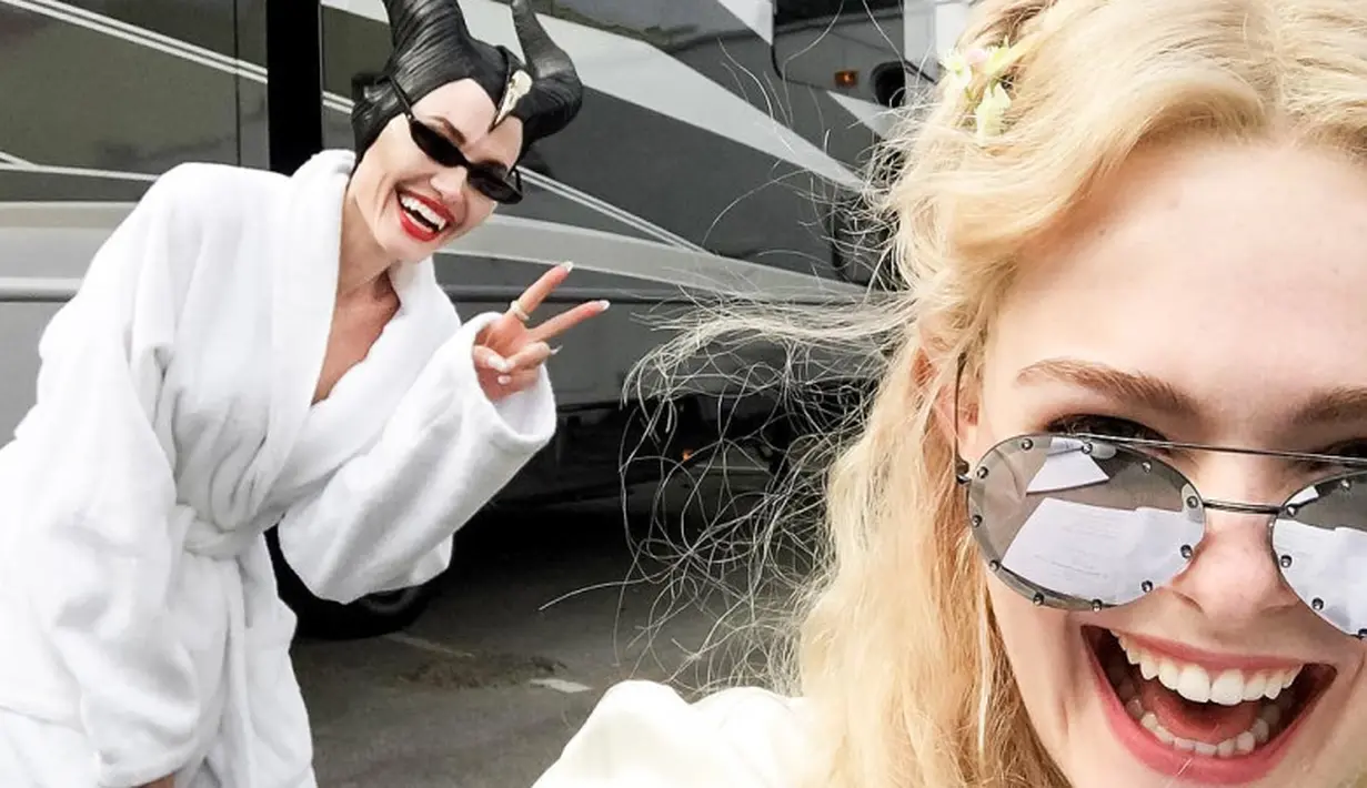 Ini ketika Angelina Jolie dan Elle Fanning bercanda di lokasi syuting Maleficent 2. (instagram/ellefanning)