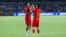 Momen menarik penuh kehangatan tersaji setelah pertandingan Persija Jakarta kontra Persik Kediri pada laga BRI Liga 1 di Stadion Pakansari, Jakarta, Minggu (1/12/2024). Kapten Macan Kemayoran, Rizky Ridho terlihat asyik bermain dengan anak Witan Sulaeman. (Bola.com/M Iqbal Ichsan)
