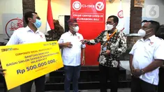 Direktur Utama PT Bank Tabungan Negara (Persero) Tbk. Haru Koesmahargyo (kedua kanan) menyerahkan secara simbolis bantuan CSR senilai Rp500 juta kepada Ketua Ikatan Keluarga Besar (IKB) masyarakat NTT-Flobamora yang berada di Denpasar, Bali, Jumat (09/04/2021). (Liputan6.com/Pool/BTN)