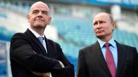 Presiden Rusia, Vladimir Putin bersama Presiden FIFA, Gianni Infantino mengunjungi Stadion Fisht di resor Laut Hitam Sochi, Kamis (3/5). Fisht Stadium menjadi salah satu  venue untuk Piala Dunia 2018. (Alexei Nikolsky, Sputnik, Kremlin Pool via AP)