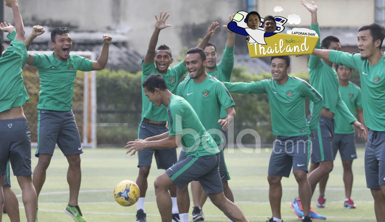 Canda dan Tawa pemain Timnas Indonesia saat latihan ringan areal Hotel Grand Fourwings, Thailand, (17/12/2016). (Bola.com/Vitalis Yogi Trisna) 