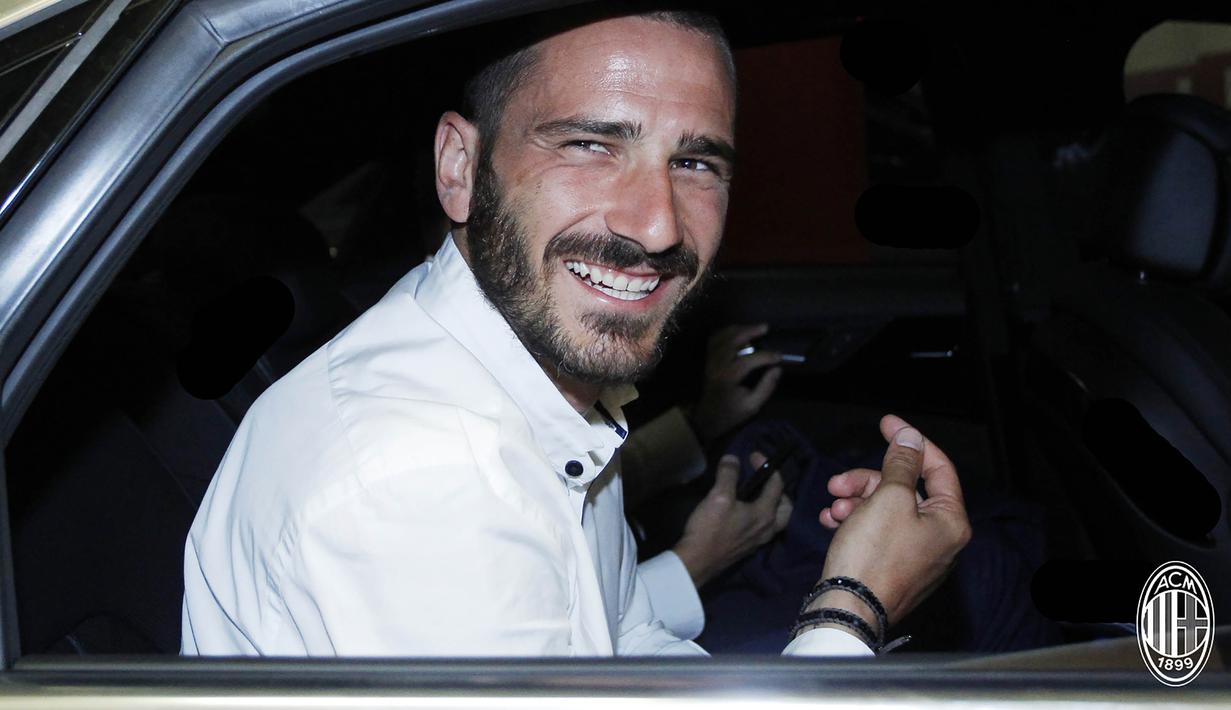 Bek asal Italia, Leonardo Bonucci, melepas senyum saat baru tiba di Casa Milan, Milan, Jumat (14/7/2017). AC Milan resmi mendatangkan mantan bek Juventus itu dengan harga 36,7 juta poundsterling. (AC Milan)