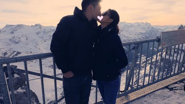 Bikin Baper, Berikut Ini merupakan 10 Foto Seleb yang Ciuman Dengan Pasangan Mereka