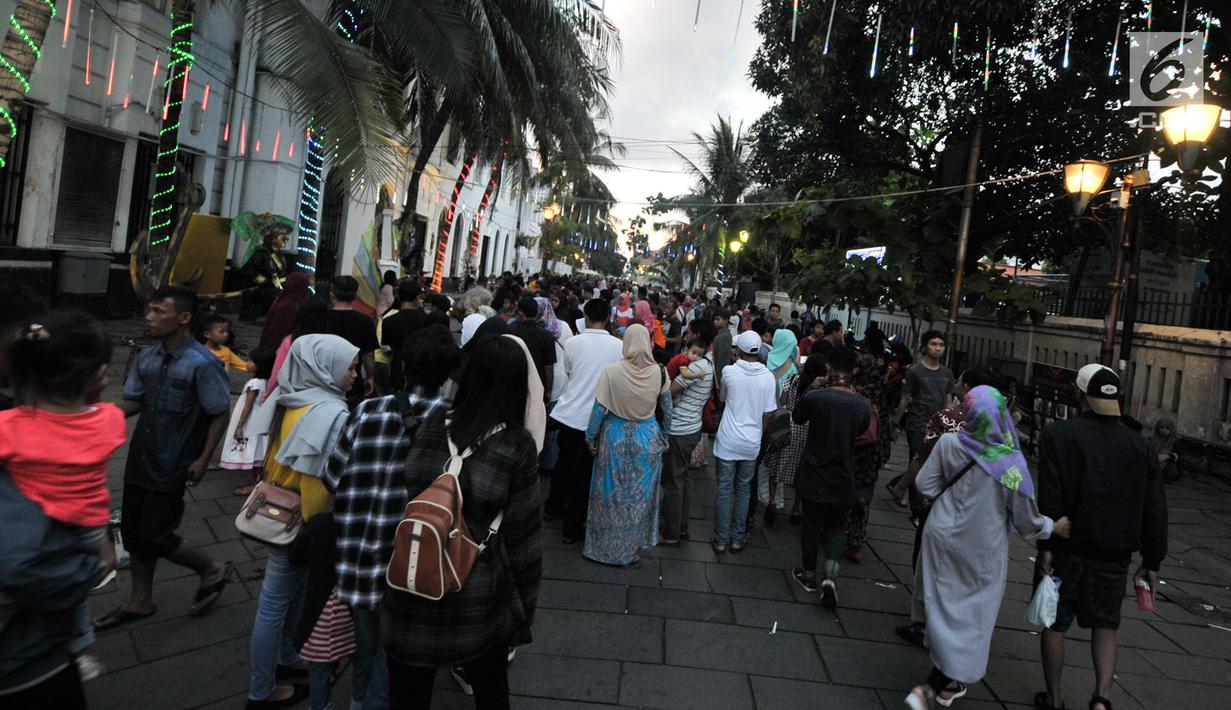 Sejumlah pengunjung memadati kawasan wisata Kota Tua, Jakarta, Selasa (27/6). Selain turis domestik, ada pula wisatawan mancanegara yang datang ke kawasan yang terkenal dengan Museum Fatahillah itu. (Liputan6.com/Yoppy Renato) 