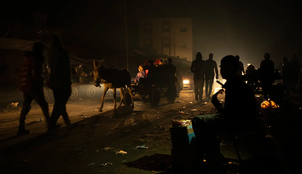 "Gaza telah hancur dan kami tidak punya tempat tinggal," kata warga lain, Suzan Khader di Rafah. (AP Photo/Fatima Shbair)