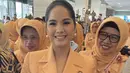 <p>Melengkapi tampilannya dengan aksesori anting-anting mutiara berukuran besar. Dengan riasan wajah blush on pink dan lipstik pink glossynya. [@hjitwinshop]</p>