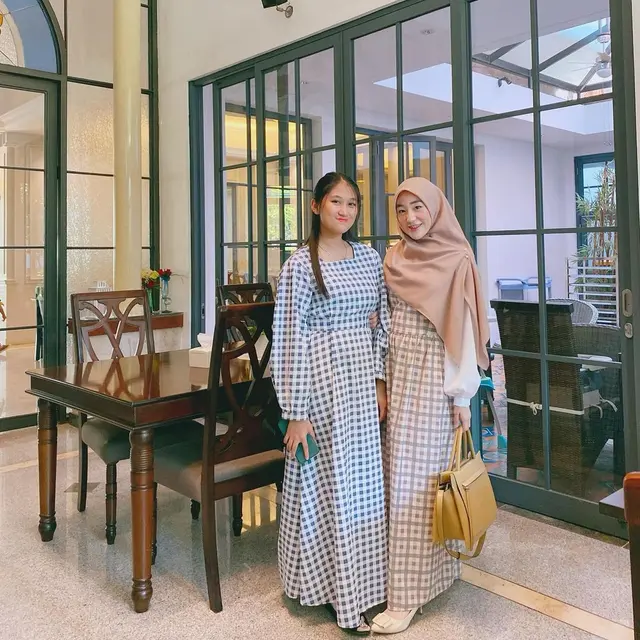 Jarang Tersorot, Ini 6 Potret Cathleen Tricia Adik Larissa Chou