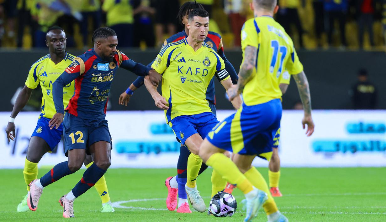 Gol-gol Ronaldo membuat Al Nassr mengukuhkan posisi ketiga di liga lokal setelah ronde laga ke-12. Mereka masih tertinggal lima poin dari Al Ittihad, sang pemuncak klasemen. (AFP/Fayez Nureldine)